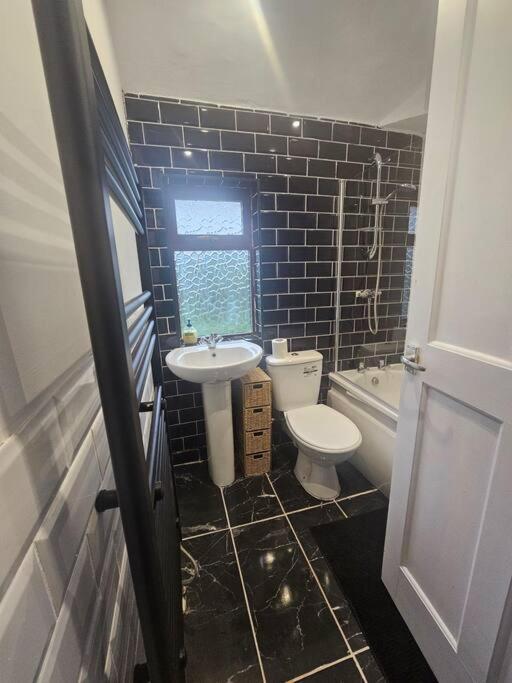 Quiet Family Home Tettenhall ภายนอก รูปภาพ
