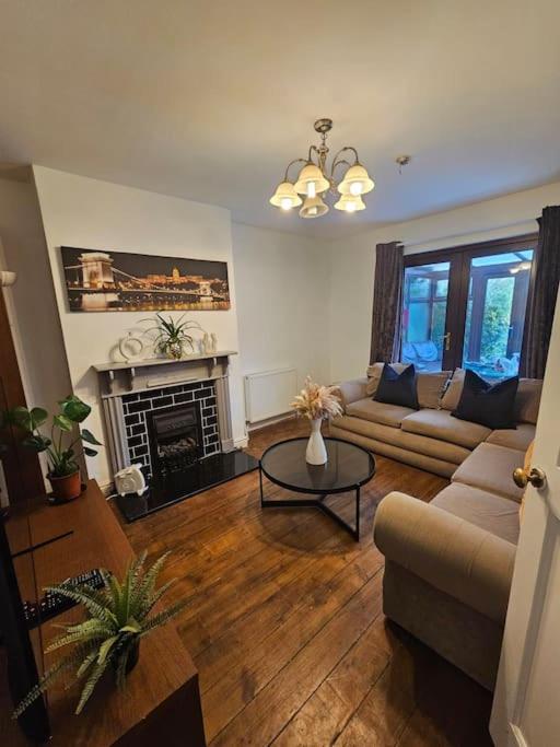 Quiet Family Home Tettenhall ภายนอก รูปภาพ
